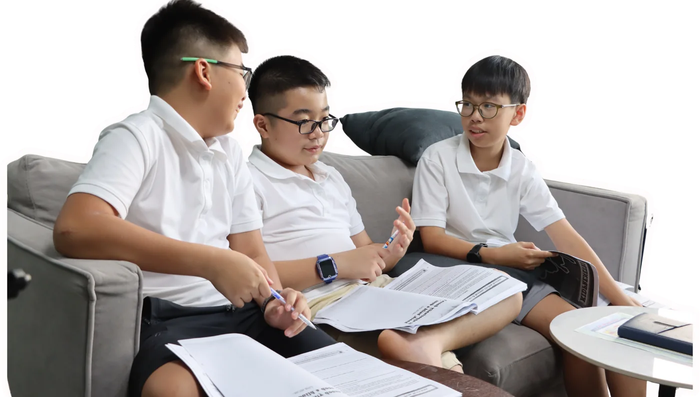 Ba bạn nhỏ cùng học và trao đổi bài